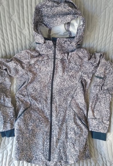 Lululemon women's light weight athletic jacket Runaway - Picture 5 of 12